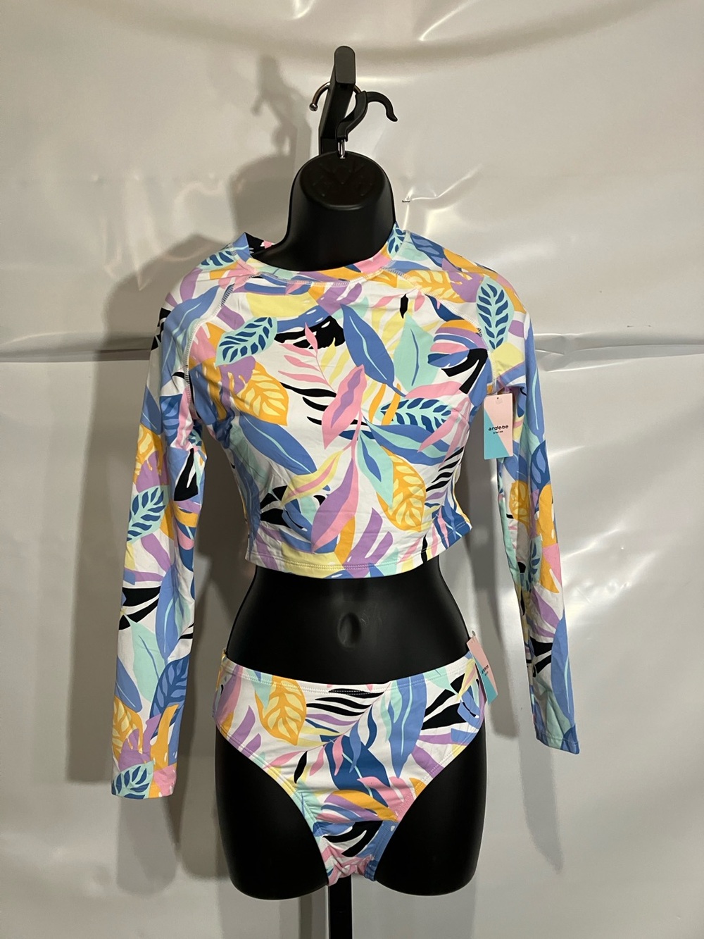 Women’s Tropical Leaf Long-Sleeve Crop Rash-guard Size Small